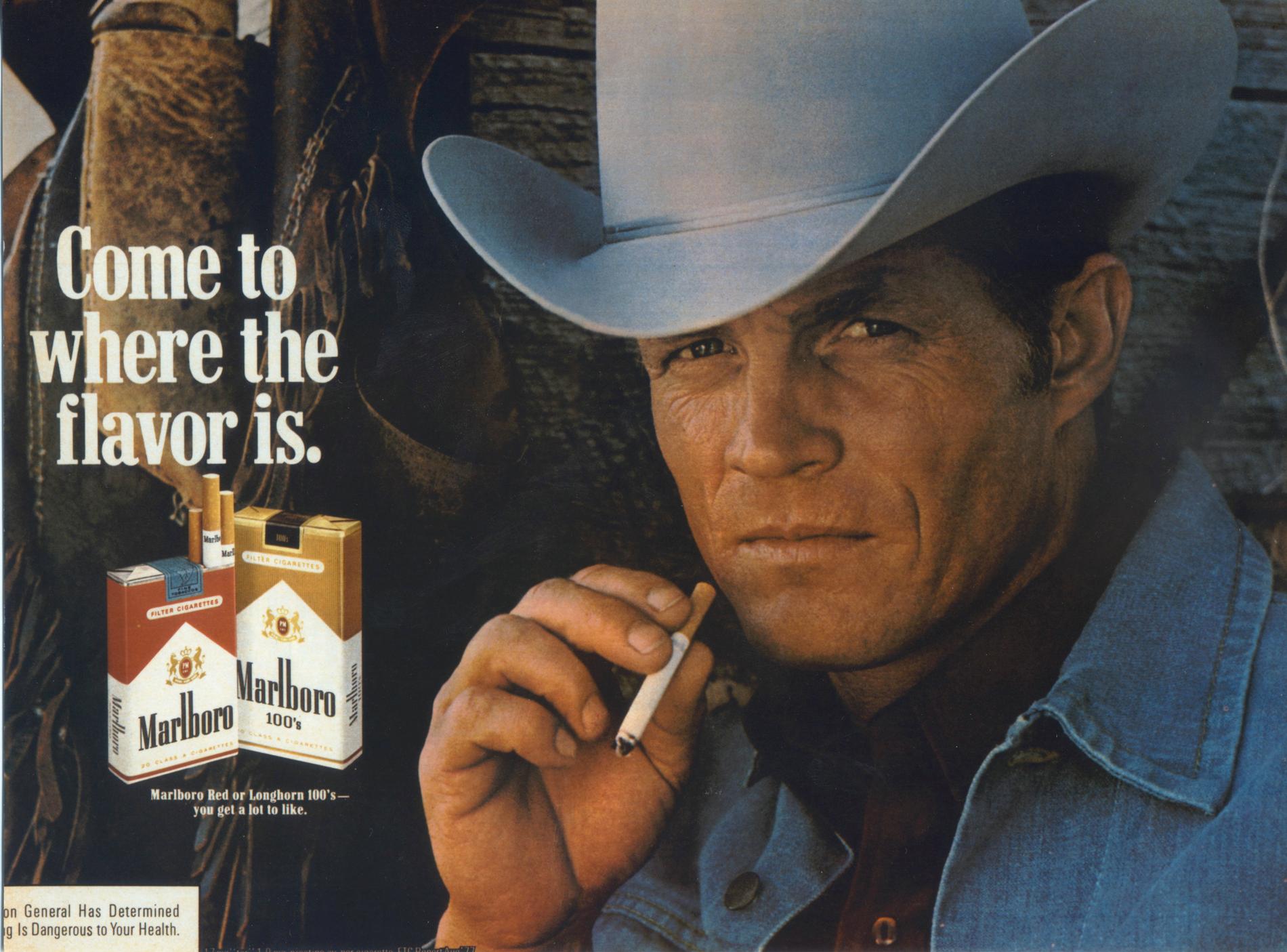 Marlboro-mannen lanserades på 1950-talet. Tre män som porträtterat denne cigarettrökande cowboy dog i lungcancer.