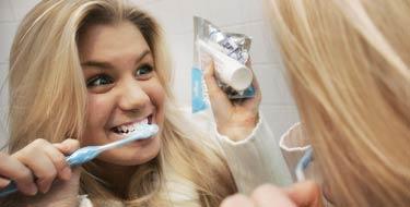 Tandtokig Intresset för tandblekning ökar och metoderna är många – laserstrålning, slipning och luft- och saltputsningar används flitigt. Man kan behandlas hos tandläkaren, på skönhetssalonger eller försöka själv hemma.
