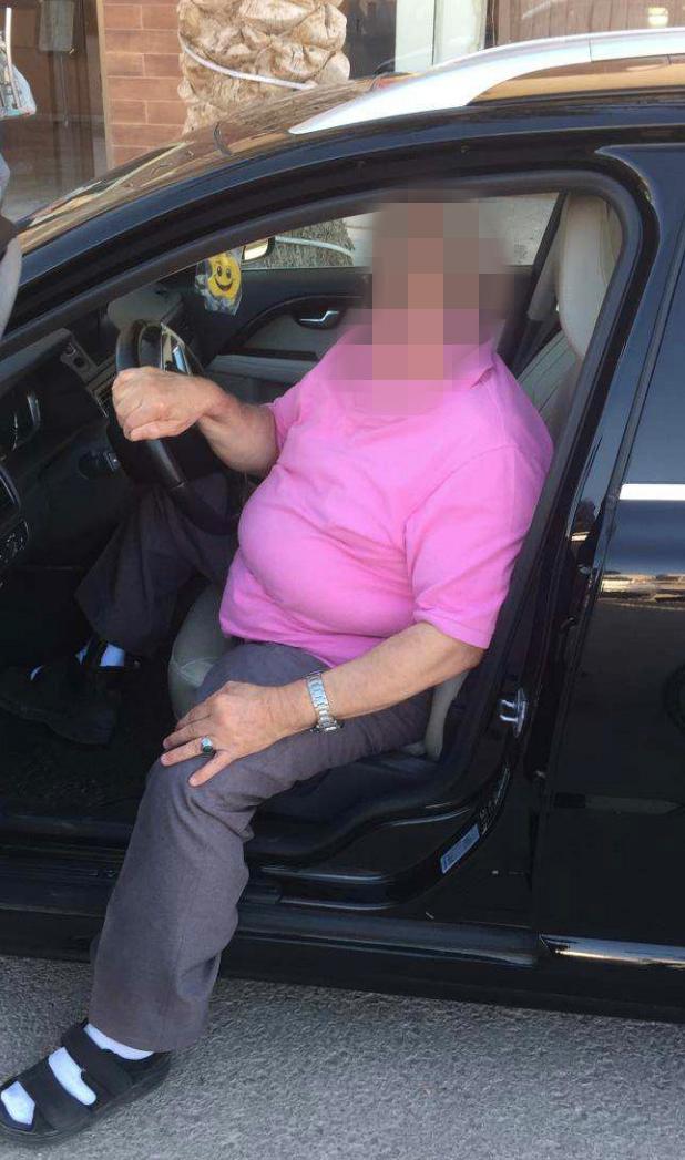 Bilder på mannen visar att han dricker själv, kan stå upp med hjälp av en krycka och sitta i förarsätet på en bil. 