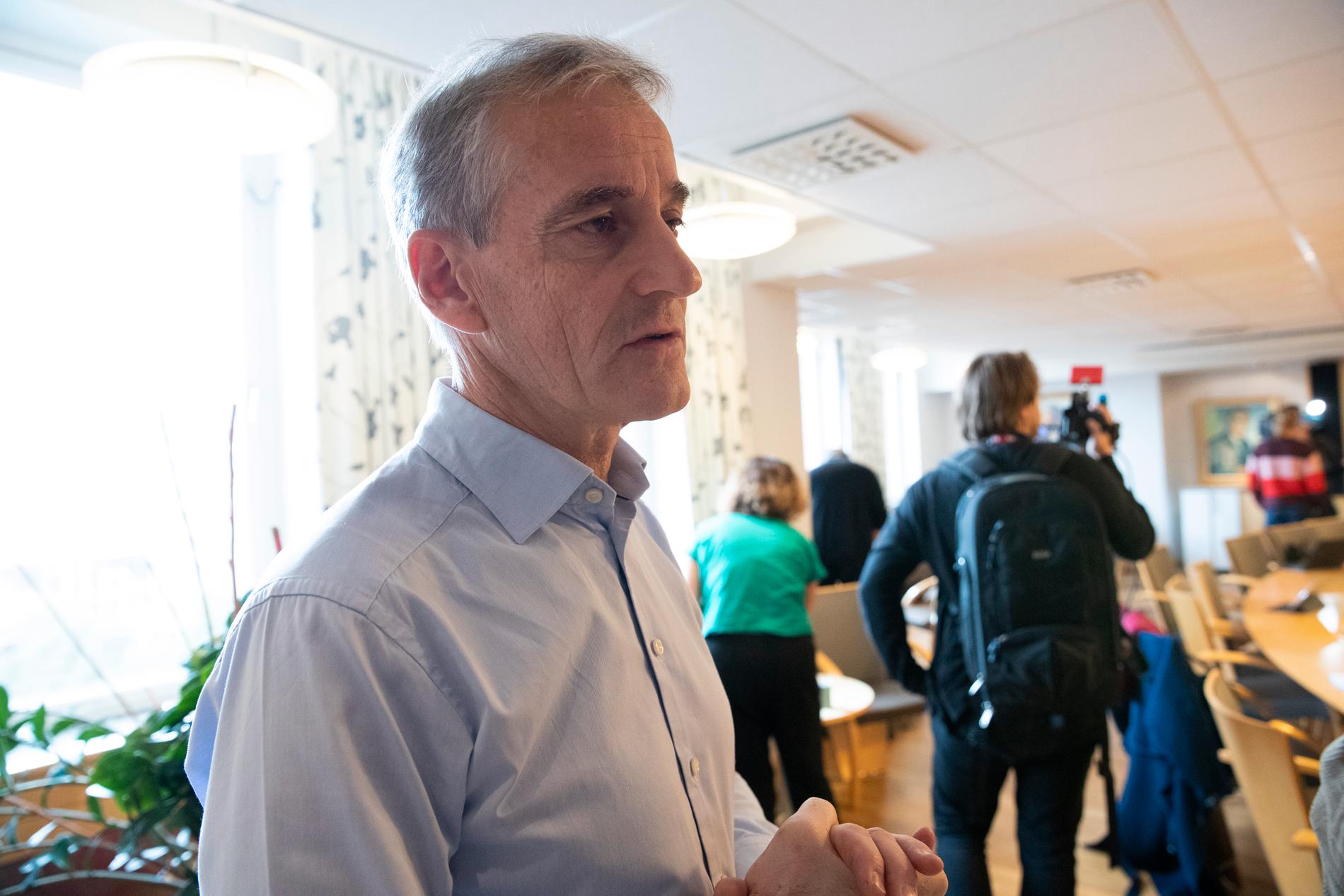 Arbeiderpartiets ledare Jonas Gahr Støre konstaterar att slitningar inom regeringen har fått den att spricka.