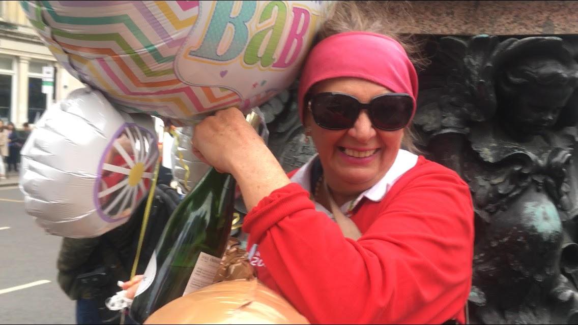  Anne Daley, 63, tog med sig dubbla ballonger för säkerhets skull – ifall det blivit tvillingar. 