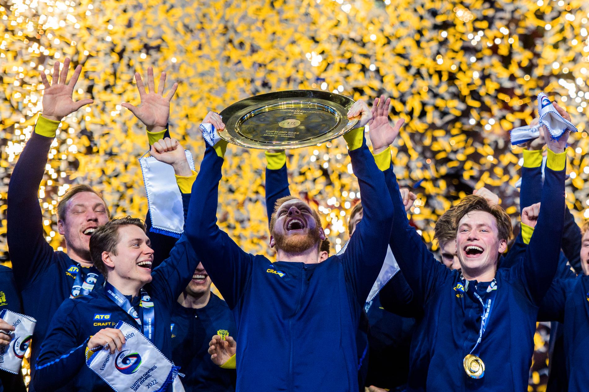 Sverige firar guldet i handbolls-EM för två år sedan.