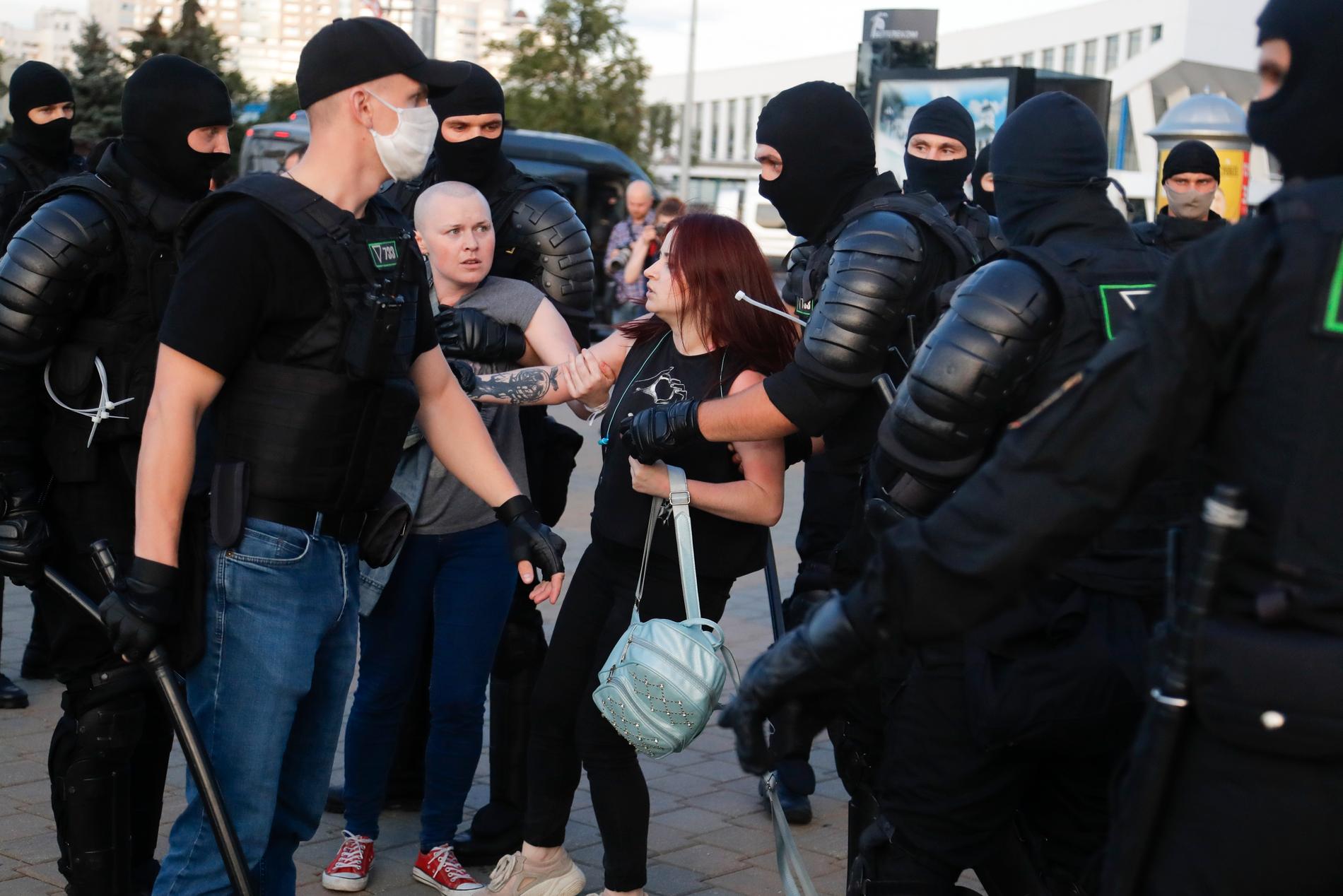 Demonstranter grips av polis i Minsk. Bild från 10 augusti. 