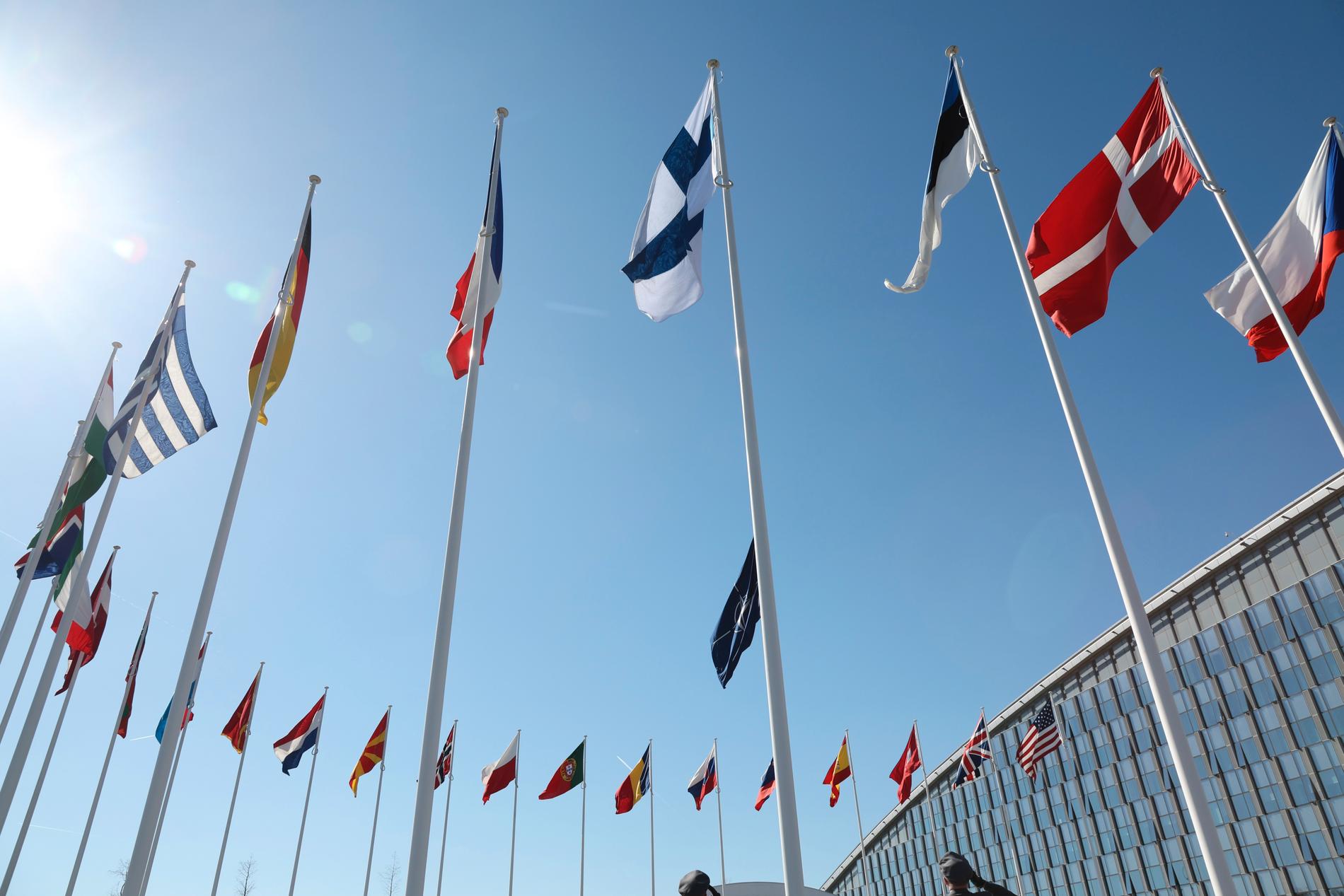 Flaggor utanför Natos högkvarter i Bryssel. Arkivbild