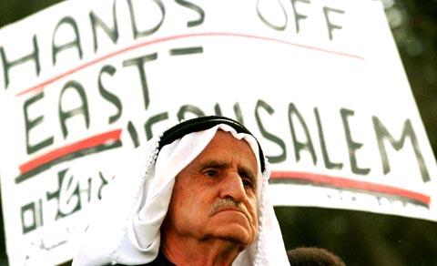 Palestinsk man demonstrerar. Arkivbild från 1996.