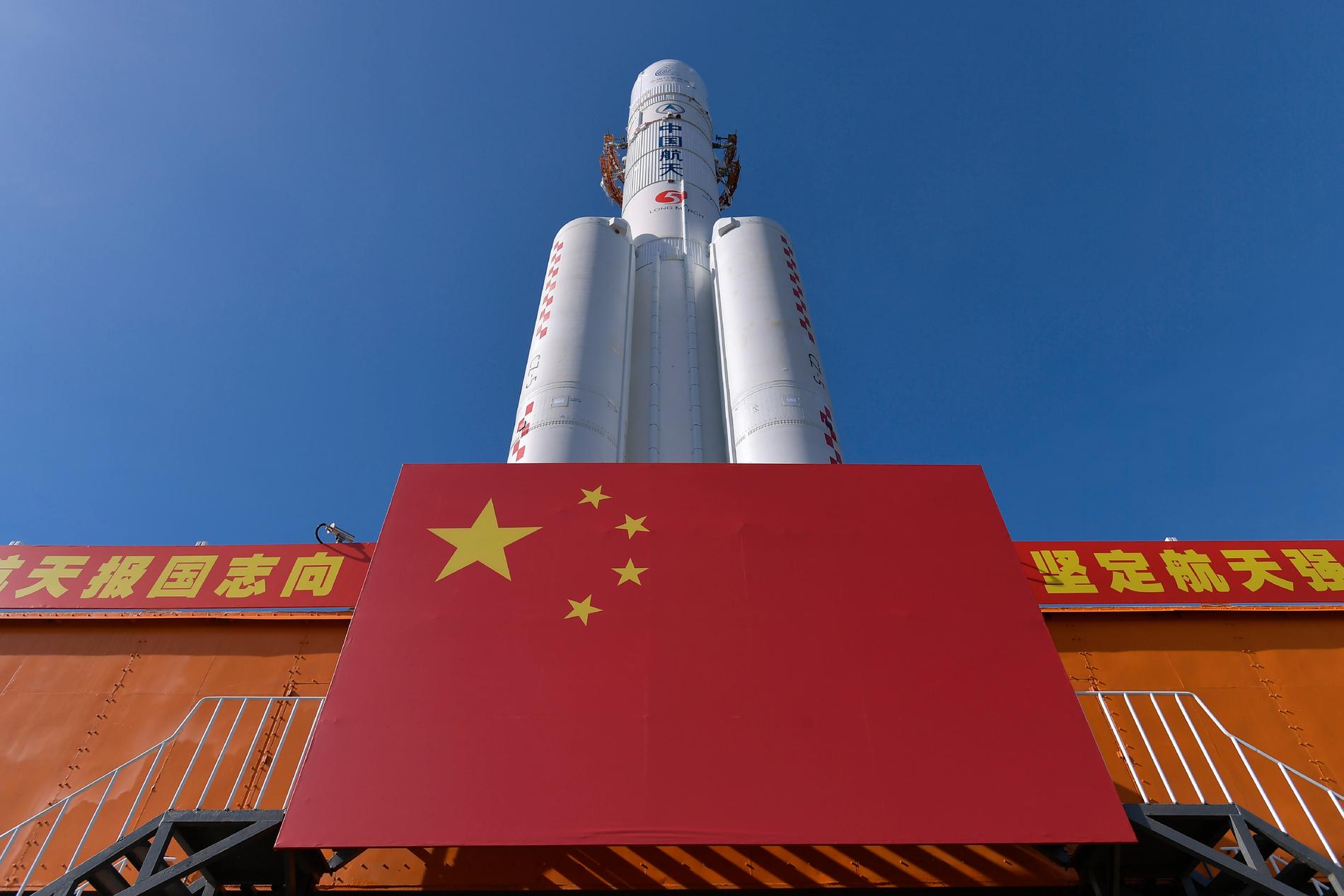 Redo för rymden. En Chang Zheng-raket väntar på att skjutas upp från kinesiska Hainanprovinsen. Arkivbild.