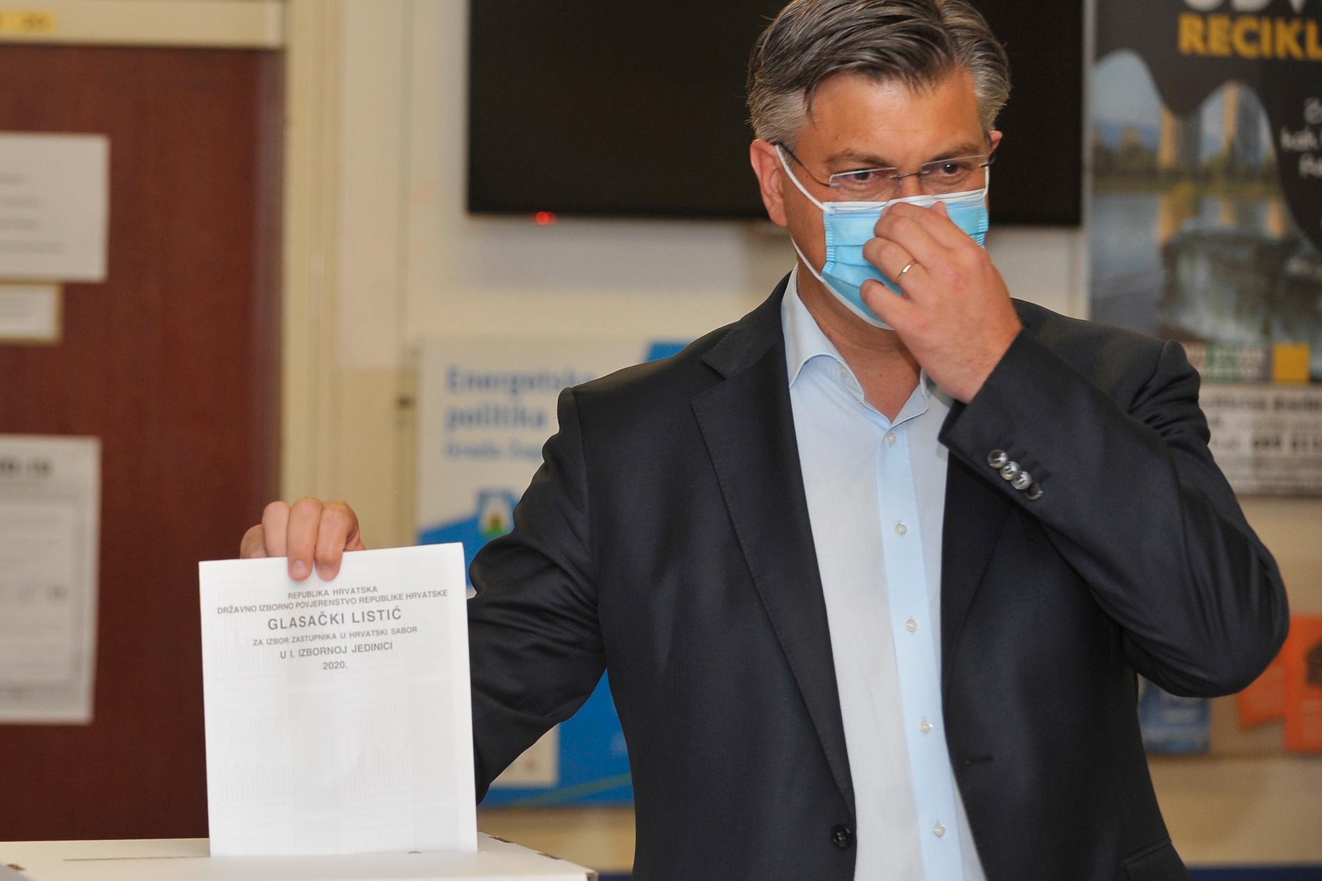Kroatiens premiärminister Andrej Plenković lägger sin röst i söndagens val.