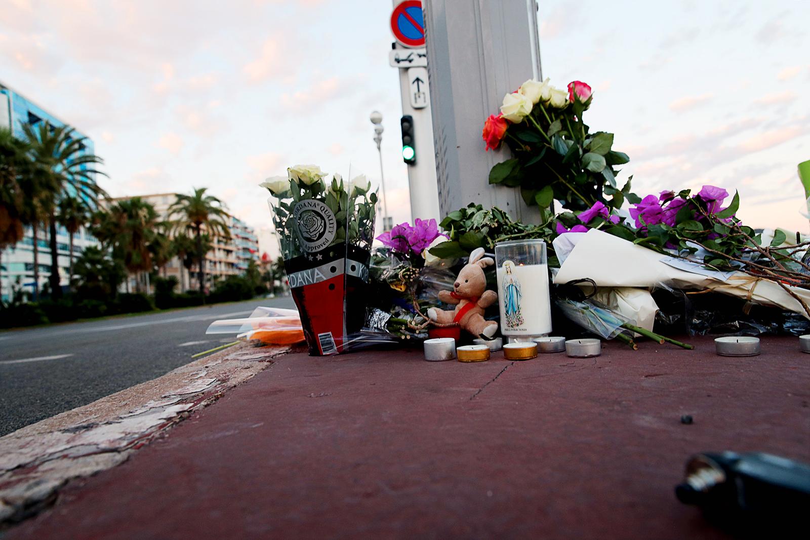 Människor har lämnat blommor och nallar vid Promenade des Anglais.
