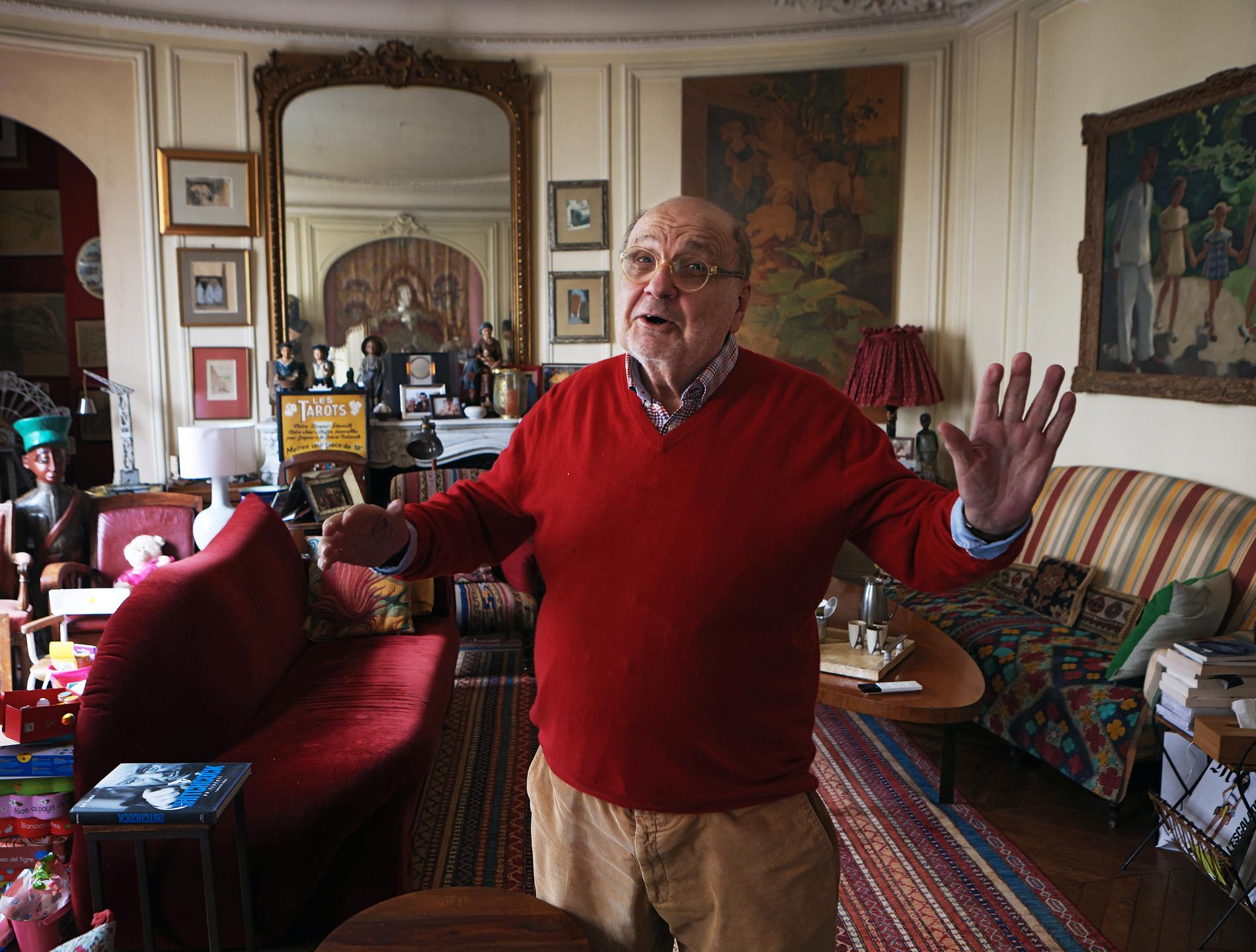 ”Många lever mentalt kvar i partiets storhetstid”, säger socialisten Serge Moati i sin lägenhet.
