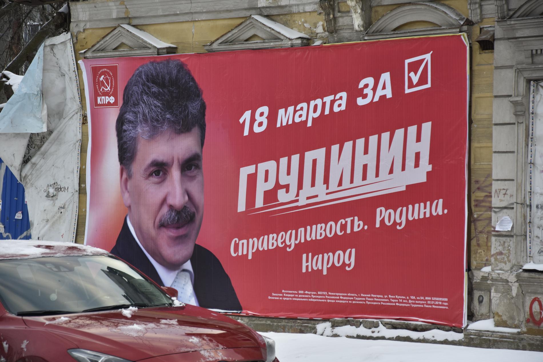 Rättvisan, fosterlandet och folket är slagorden på kommunistkandidaten Pavel Grudinins affischer inför Rysslands presidentval.