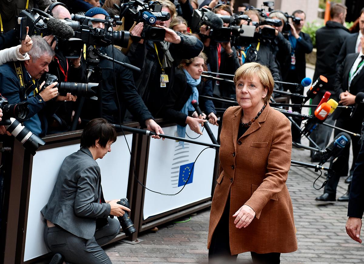 Angela Merkel anländer till toppmötet.