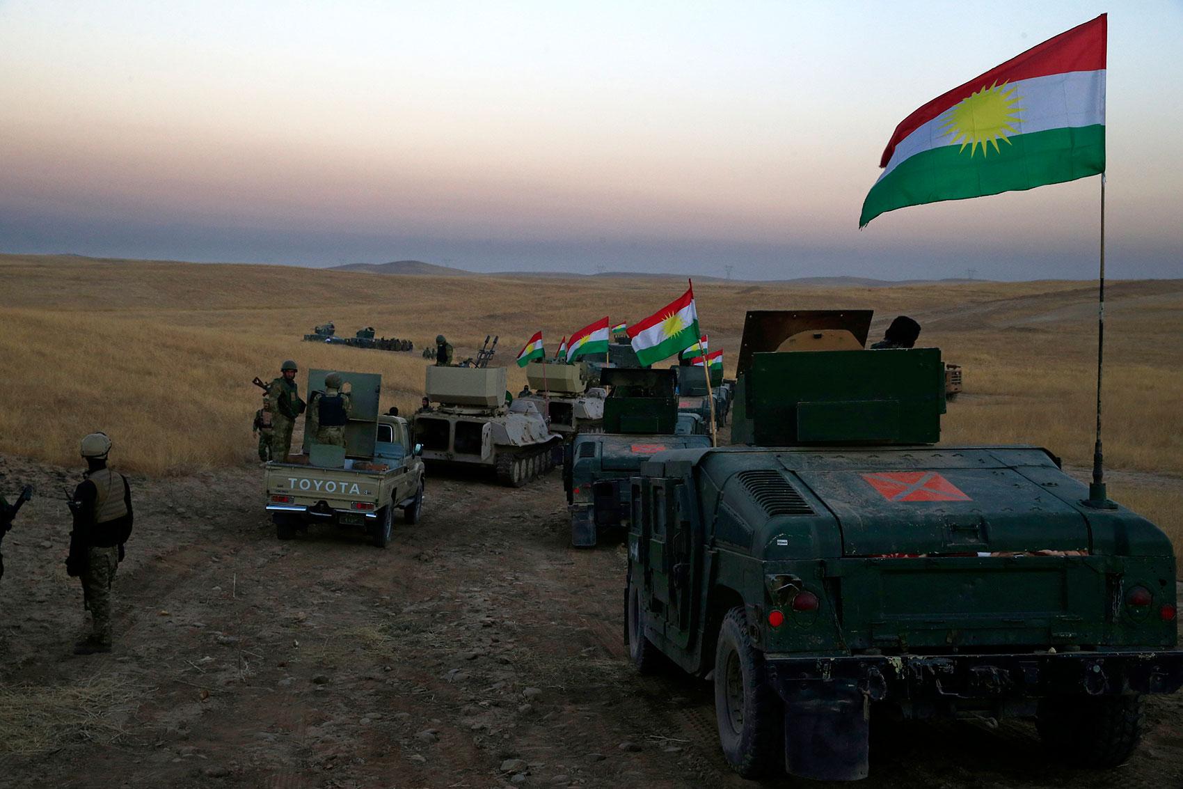 En Peshmerga-konvoj på väg mot frontlinjen i Khazer, omkring 30 kilometer öster om Mosul, på måndagsmorgonen.