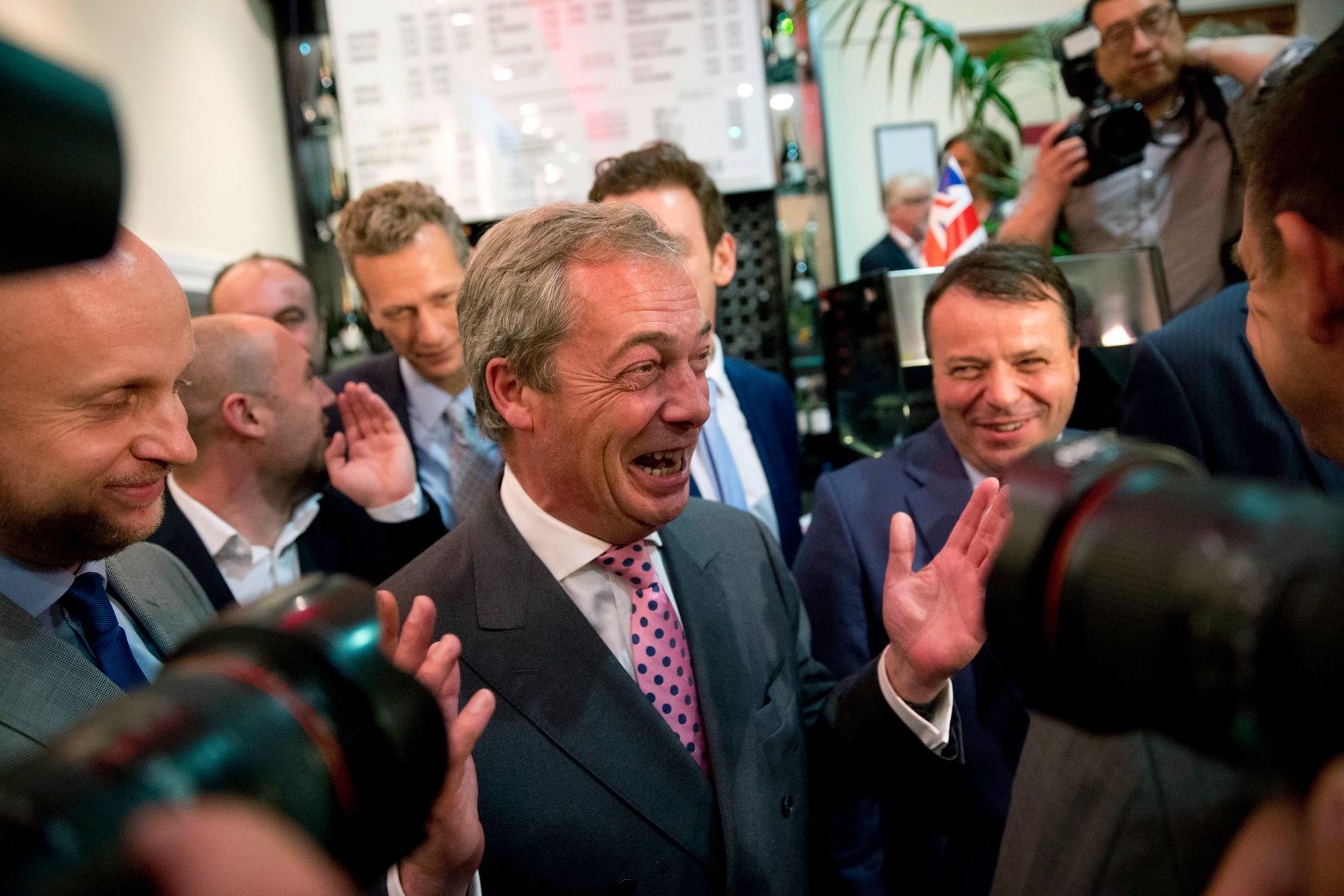 Nigel Farage, ledare för UK Independence Party, gläds åt rösträkningen som visar att Storbritannien lämnar EU.