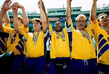 Sverige har utklassat Bulgarien i bronsmatchen med 4-0 och därmed säkrat den första svenska VM-medaljen i fotboll på 36 år.