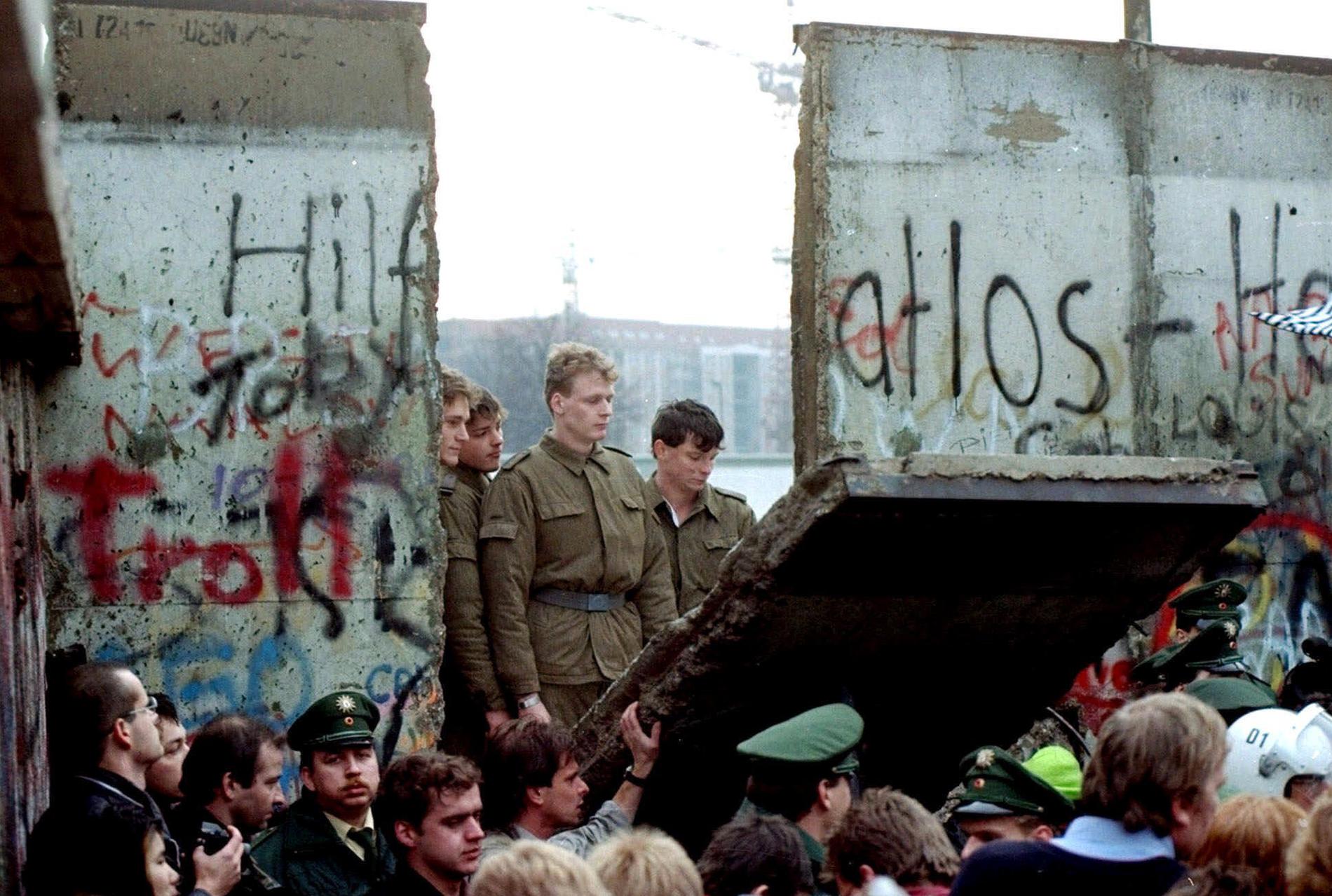 Scener från Berlinmurens fall för 30 år sedan.