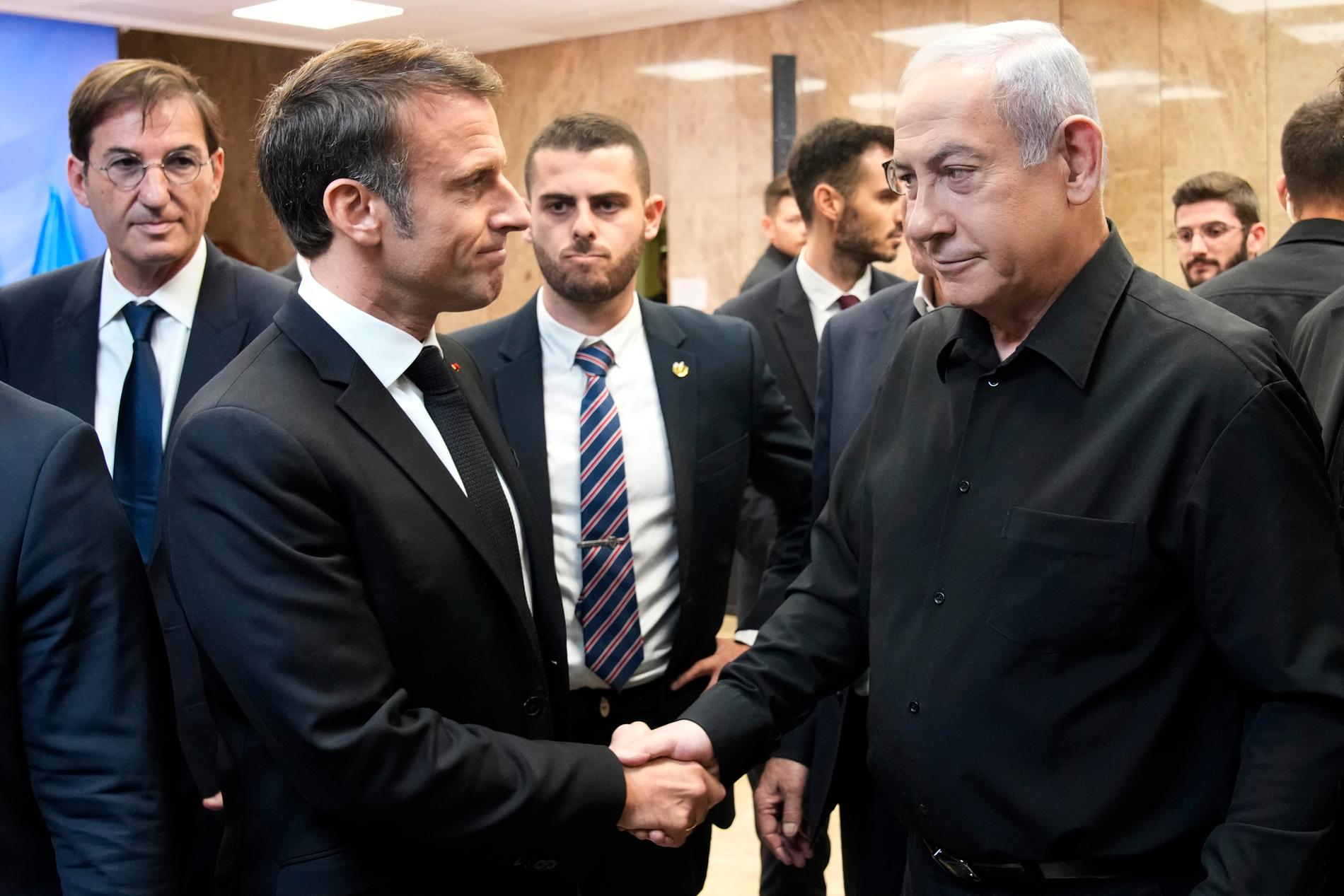 När den franske presidenten till slut hälsade på Benjamin Netanyahu i tisdags var det med en handskakning och ingen omfamning. 