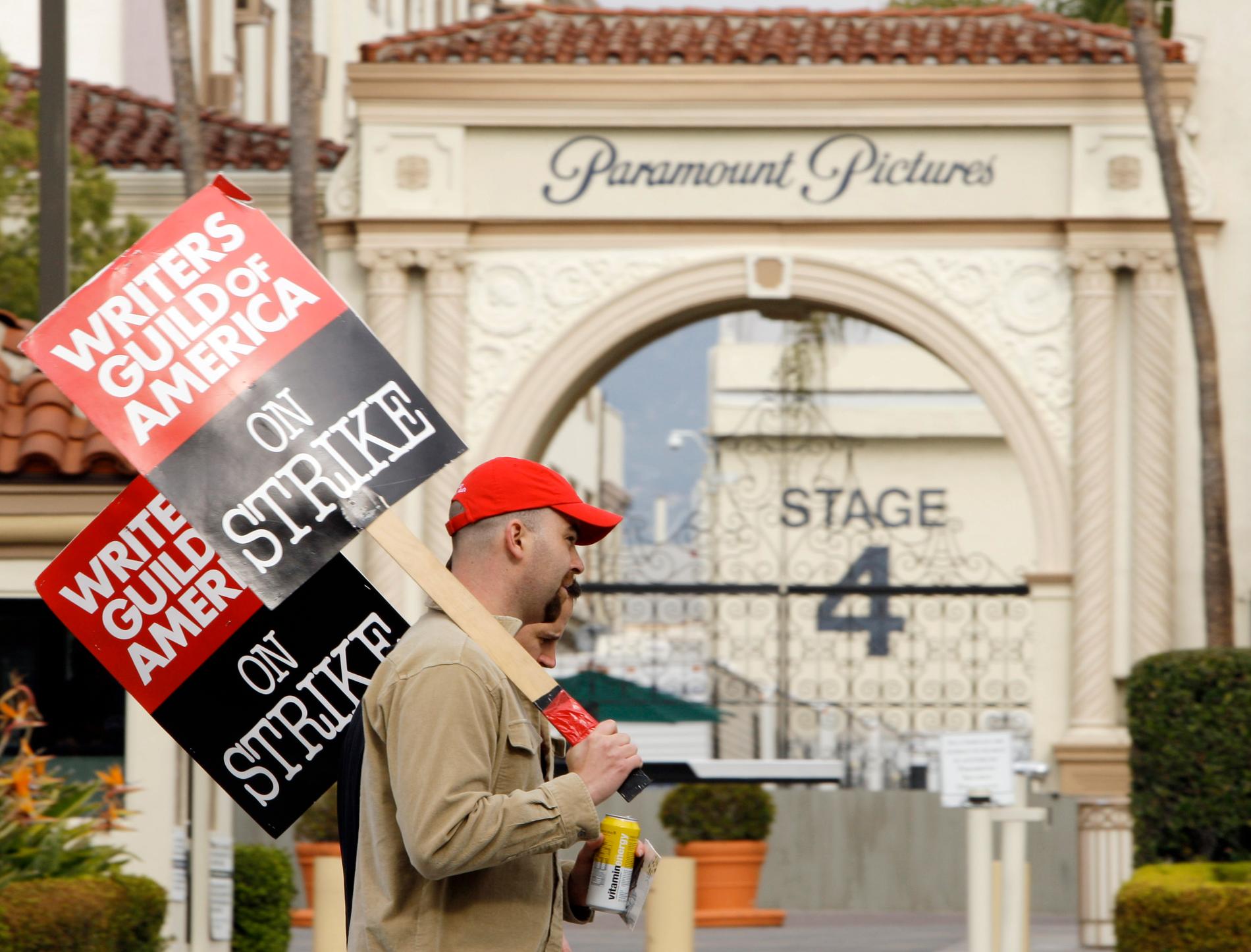 Strejkvakter utanför anrika filmbolaget Paramount i Los Angeles. Så såg det ut förra gången Hollywoods manusförfattare gick ut i strejk 2007–2008. Arkivbild.