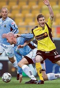 Anders Wikström blockerar Keane.