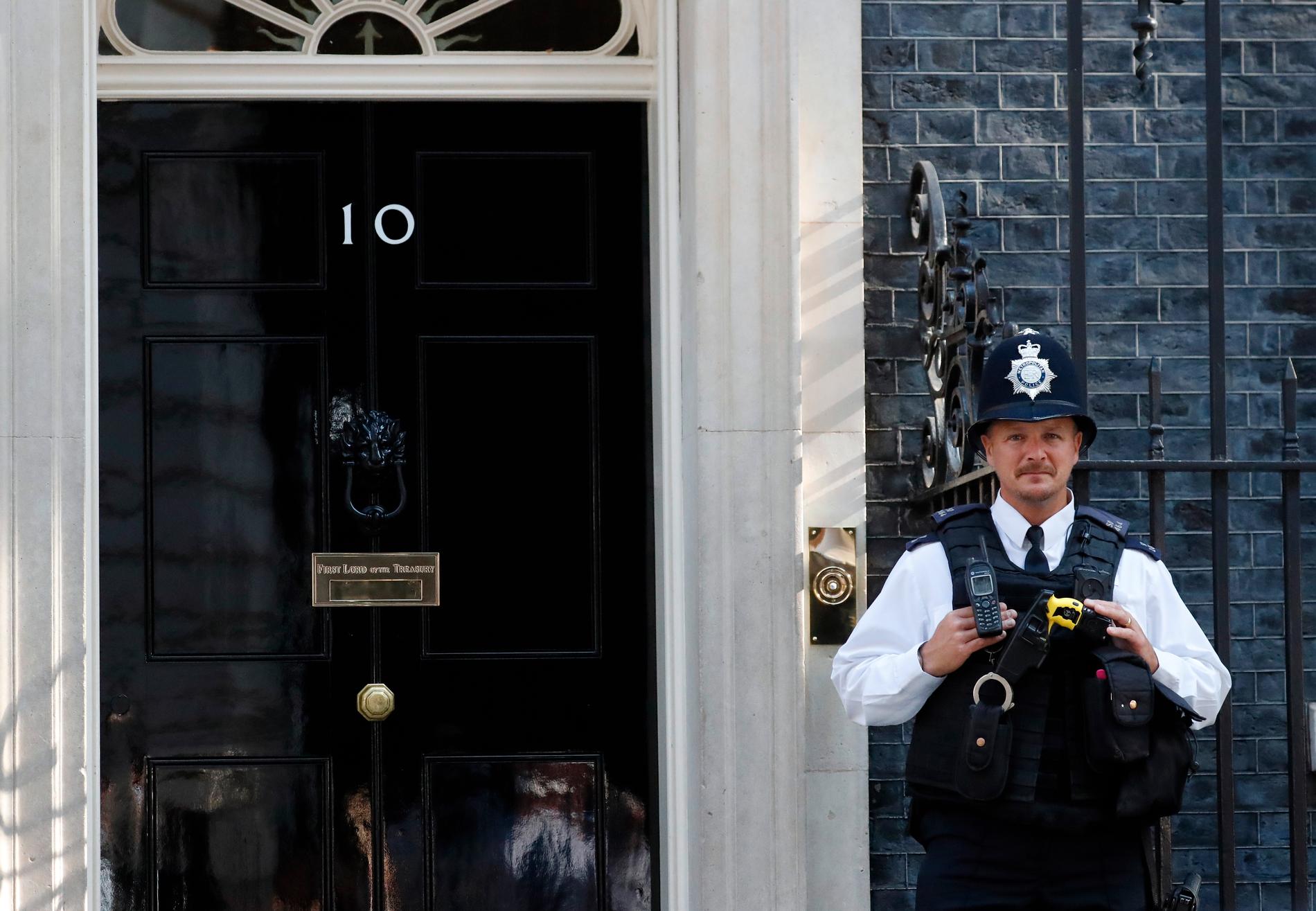 En polis står vakt utanför 10 Downing Street.