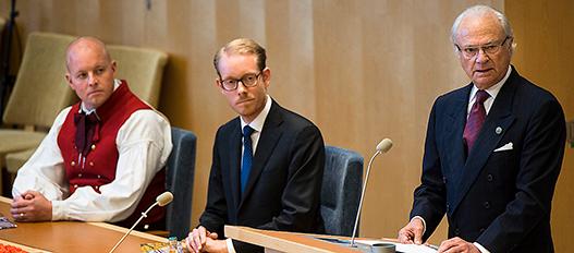 Riksmötets öppnande 2014, från vänster Björn Söder, Tobias Billström och kung Carl Gustaf.