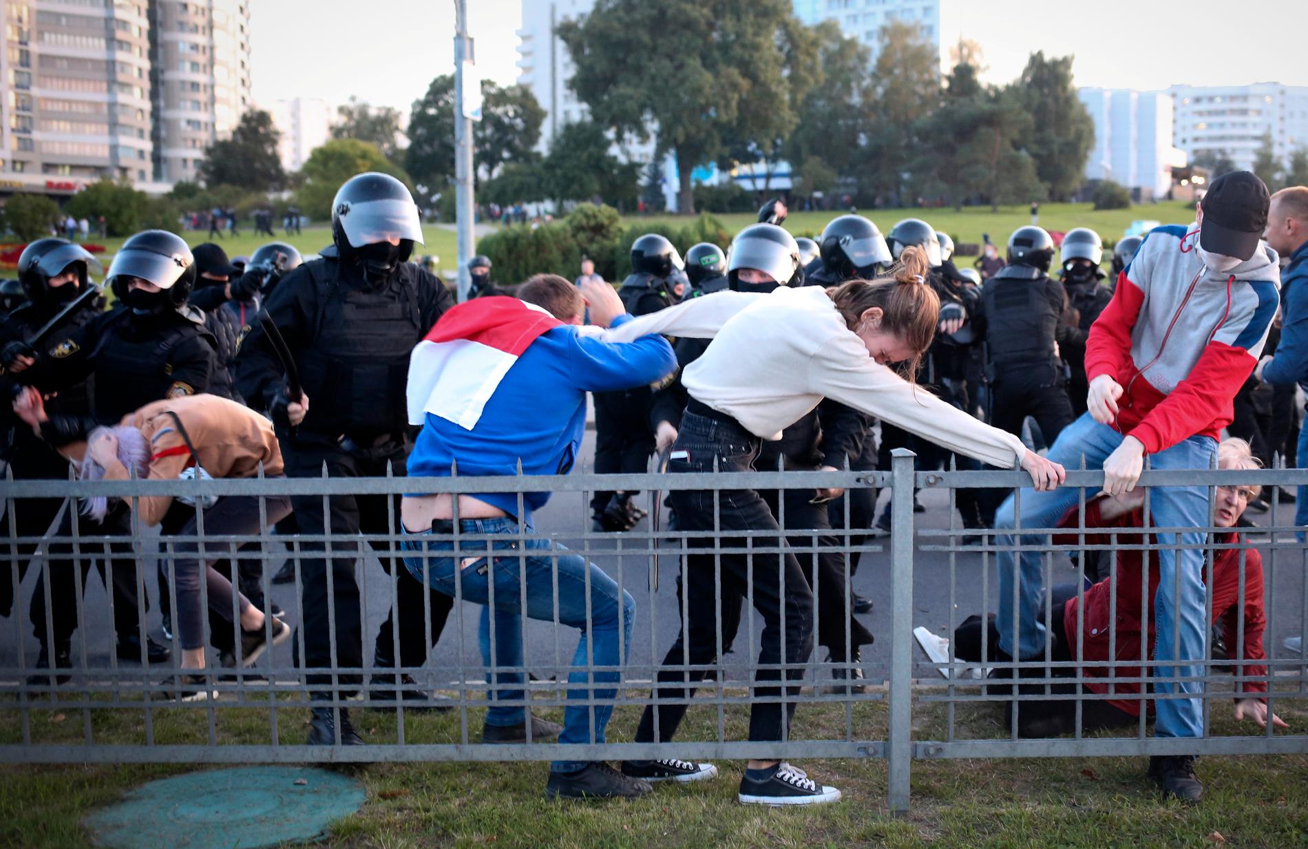 Kravallpolis och demonstranter under protester i Belarus på onsdagskvällen.
