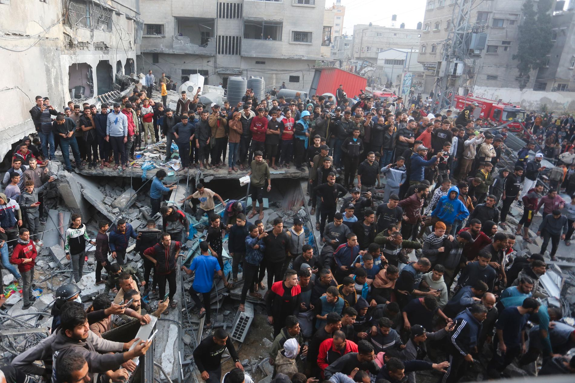 Förödelsen efter ett israeliskt bombanfall mot Rafah i södra Gaza inspekteras.