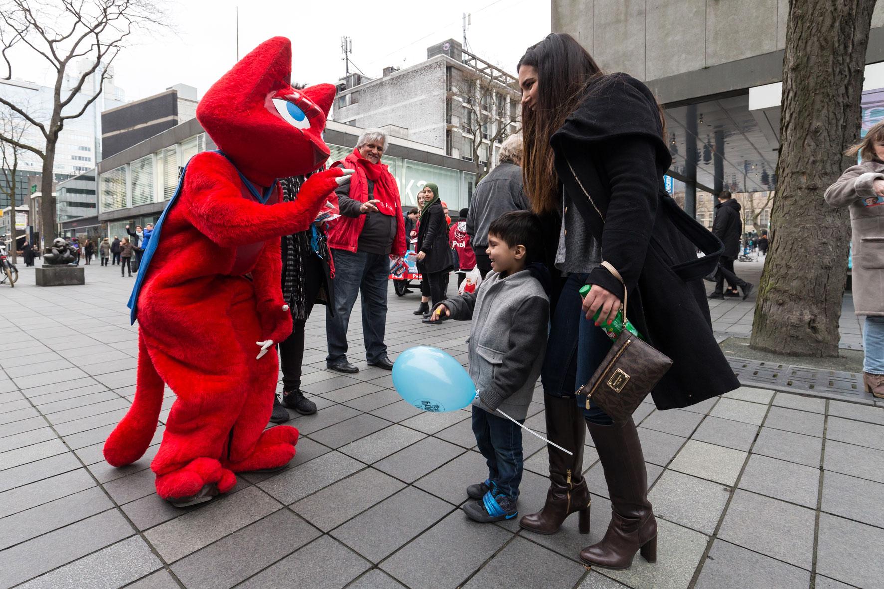 Katten ”Röda faran” kör valkampanj i Rotterdam. Katten är maskot för socialdemokraternas ungdomsförbund
