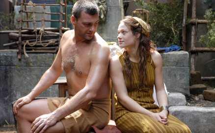 Ray Stevenson, som spelar krigaren Titus Pullo, har blivit en av seriens största sexsymboler. Här med slavflickan Eirene som han tagit som sin älskarinna.