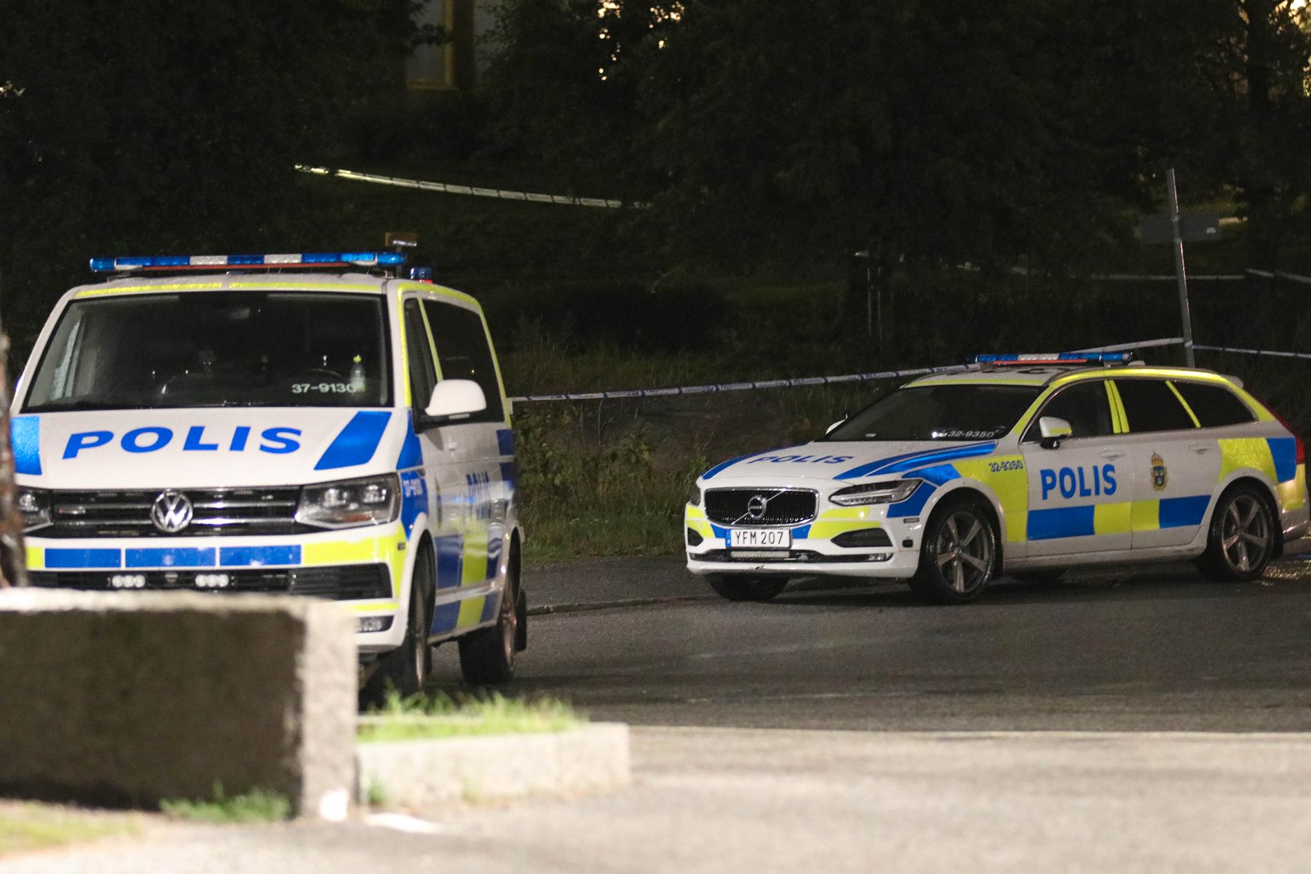 Polis på plats efter knivskärning i Orminge.