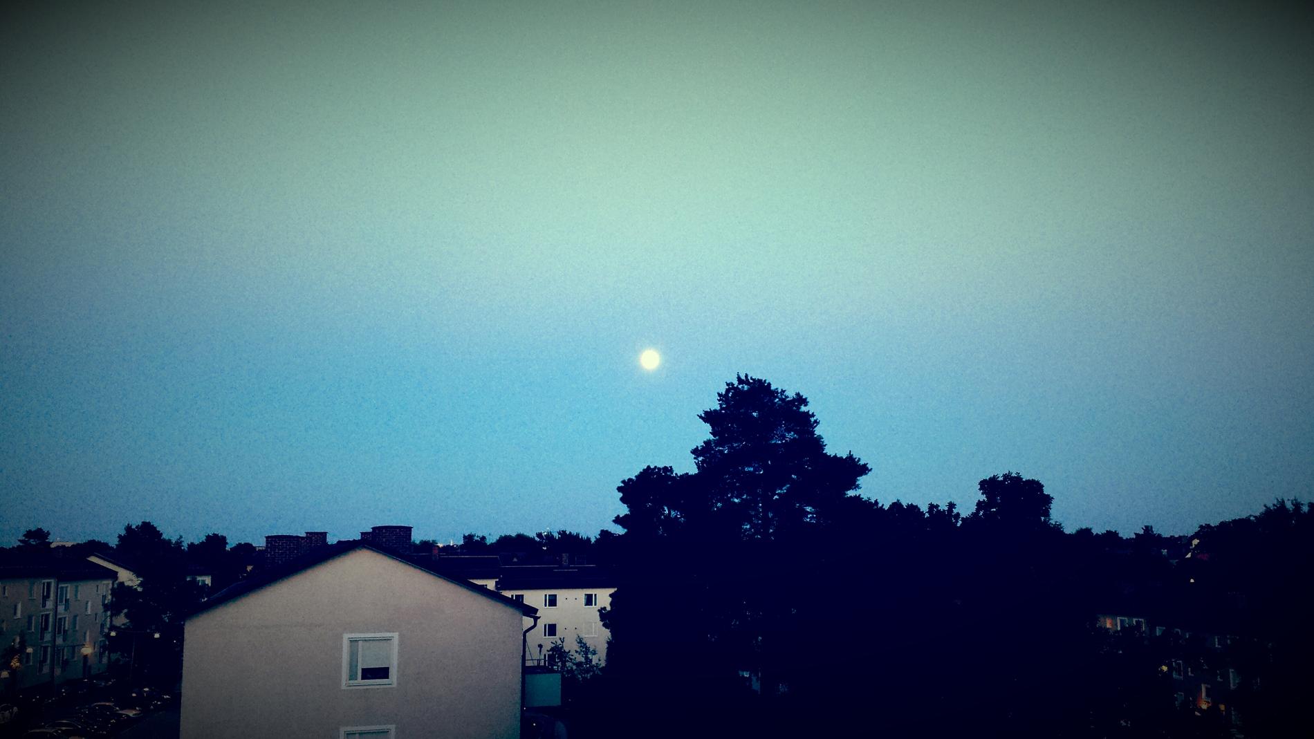Fullmåne en sommarnatt.