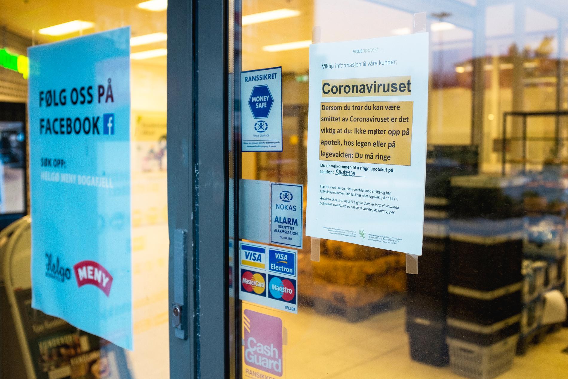 Bussen åkte från Rogaland i Norge. På många matbutiker sitter där information om coronaviruset. Arkivbild.