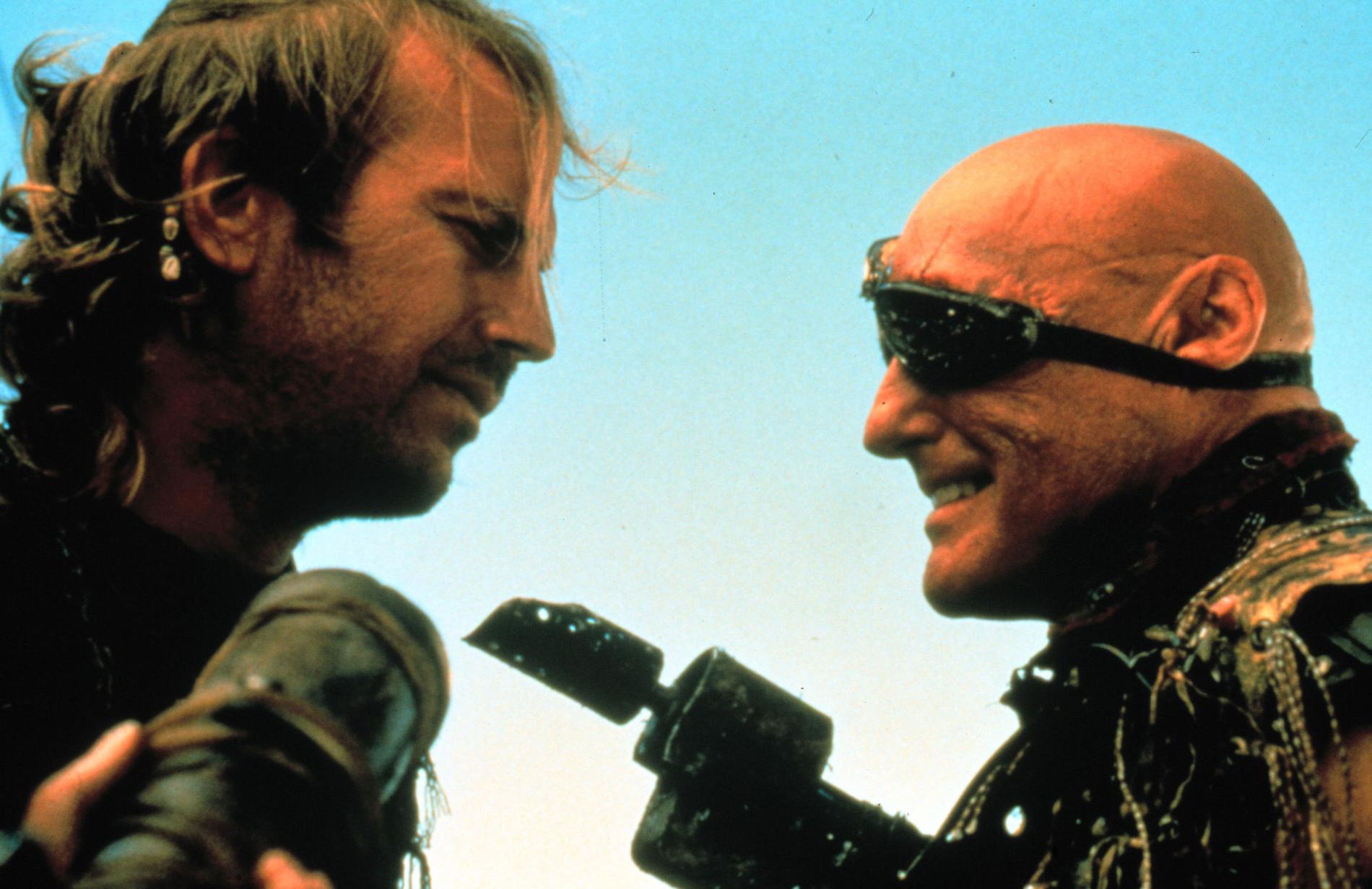 HYLLAD FILMSKURK Kevin Costner och Dennis Hopper i en av sina skurkroller i Waterworld från 1995.
