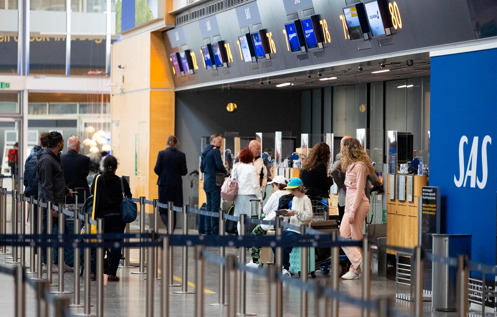 Passagerare i kö vid incheckningen på Arlanda flygplats. Bilden togs i början av juni.