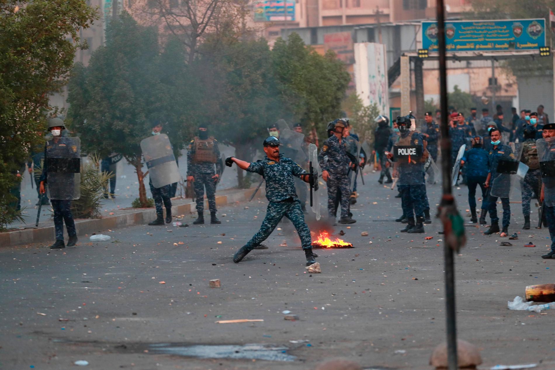 Säkerhetsstyrkor försöker skingra regeringskritiska demonstranter under måndagens protester nära Tahrirtorget i Bagdad.