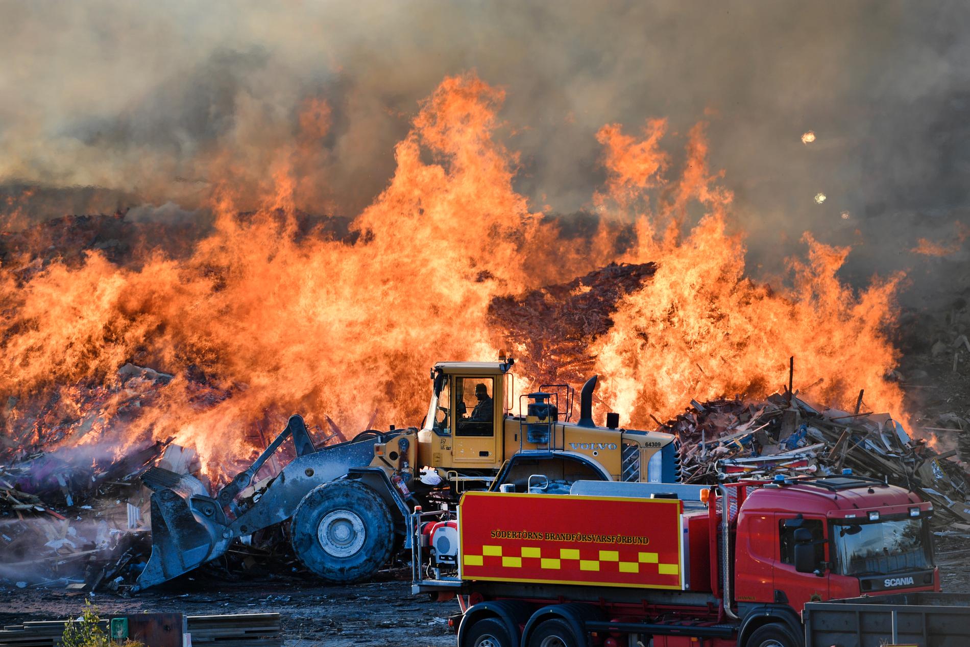 En brand har brutit ut på en stor och övergiven sophög i Kassmyra i Botkyrka, söder om Stockholm.