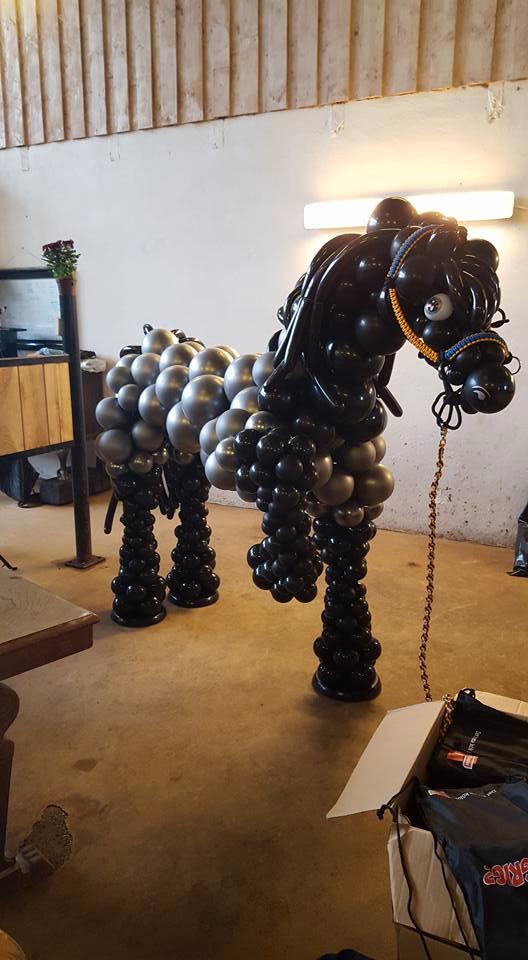 Figuren gjord av drygt 600 ballonger tog ungefär åtta timmar att sätta ihop.