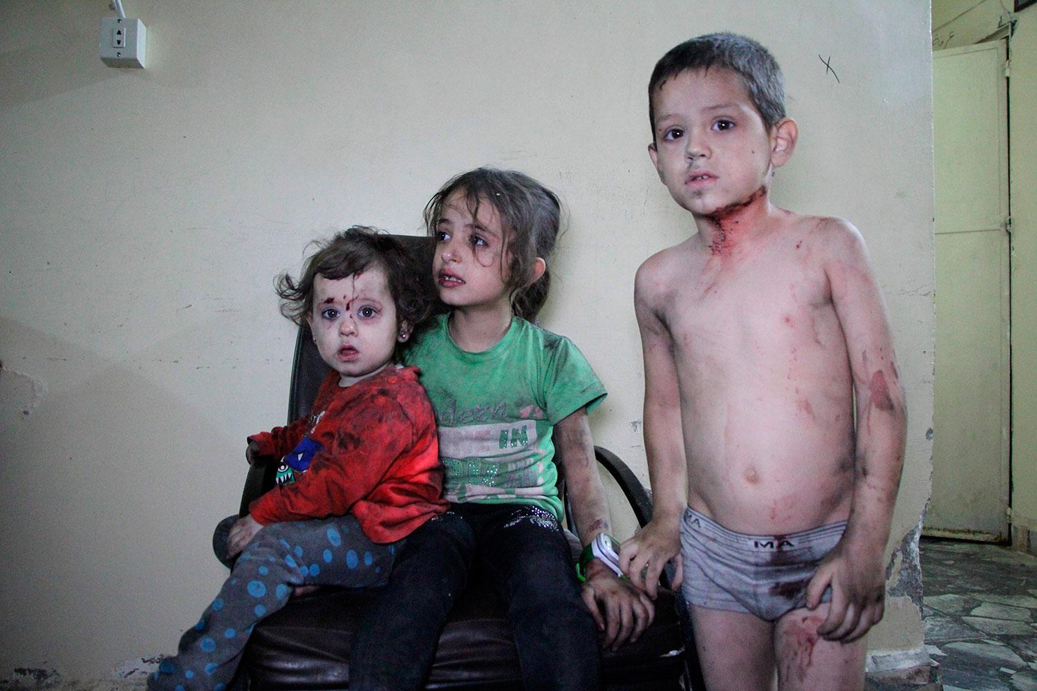 Skadade barn efter ett bombangrepp i Idlib.