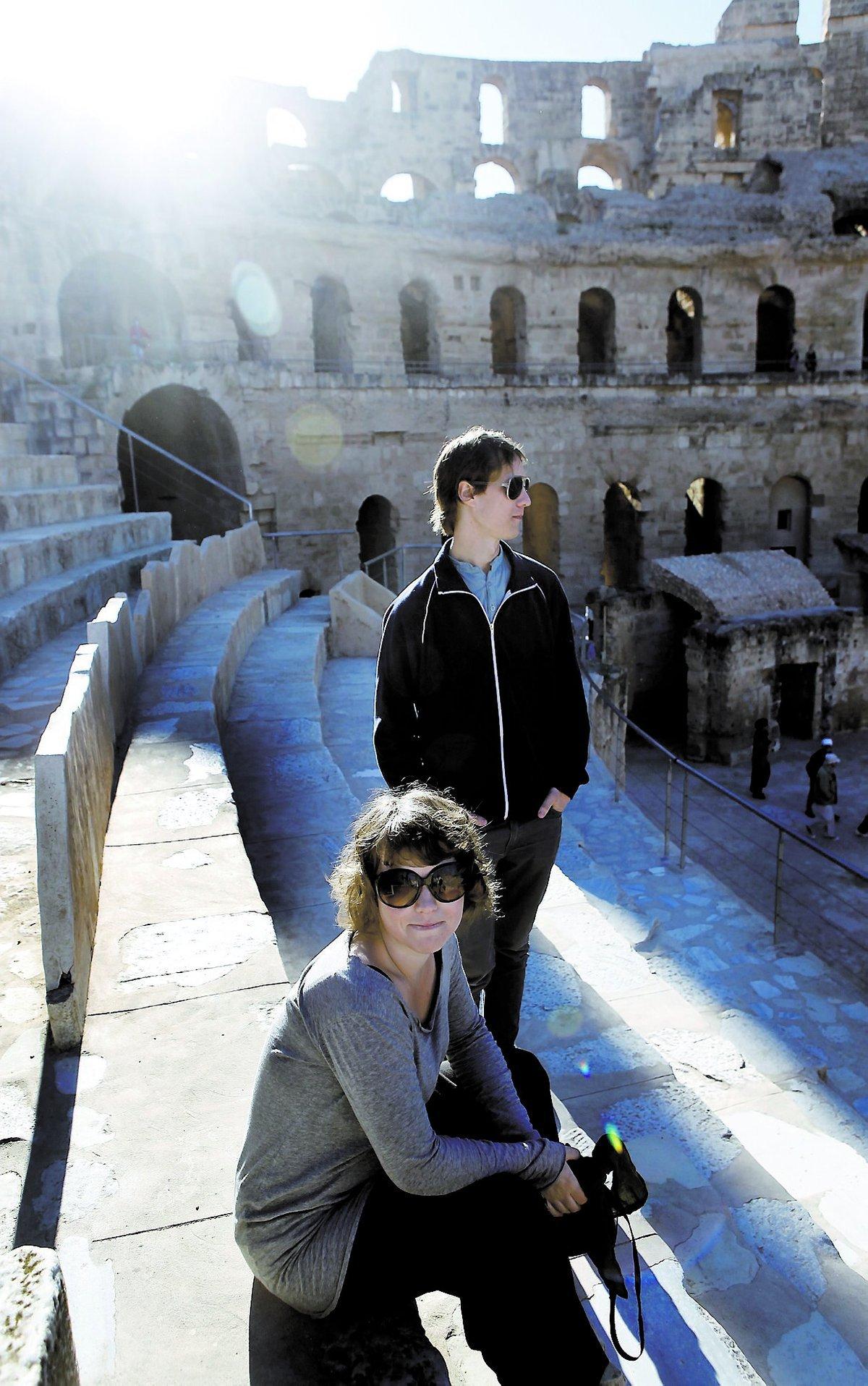 I RUSSEL CROWES FOTSPÅR Klara Olofsdotter och David Brandell vandrar runt på amfiteatern i El Jem där Russell Crowe kämpade för sin överlevnad i ”Gladiator”.