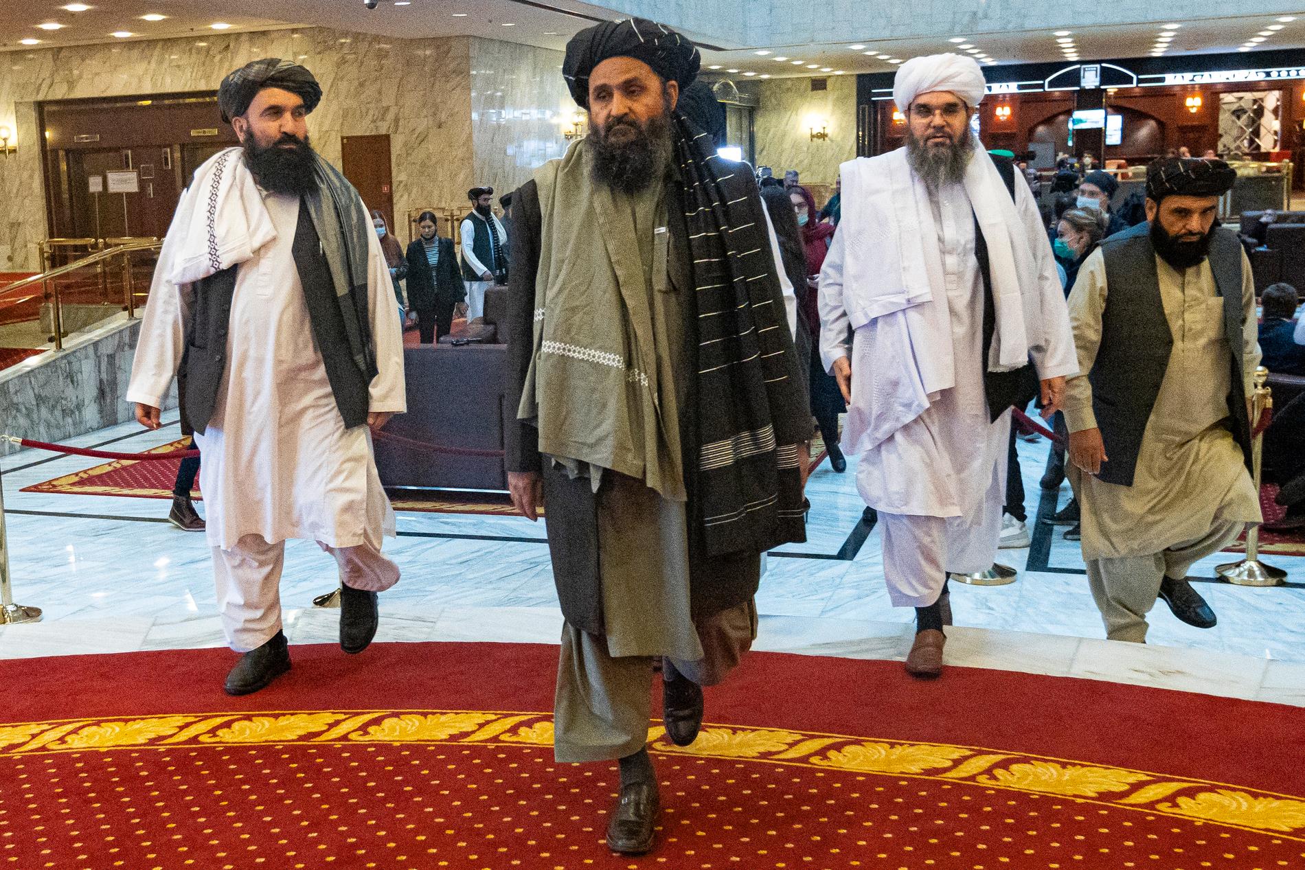 En av Talibanernas grundare, Abdul Ghani Baradar (i mitten), har inte varit i Afghanistan på över tio år, men har nu återvänt till Kabul.