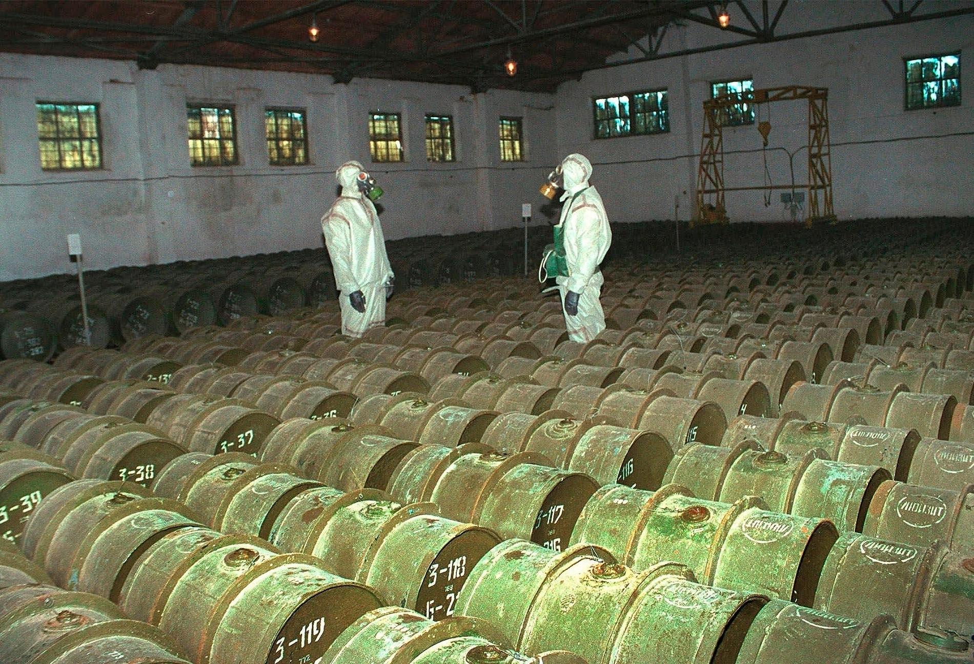 Ryska soldater i en lagerbyggnad för kemiska vapen i Gorny, 2000. 