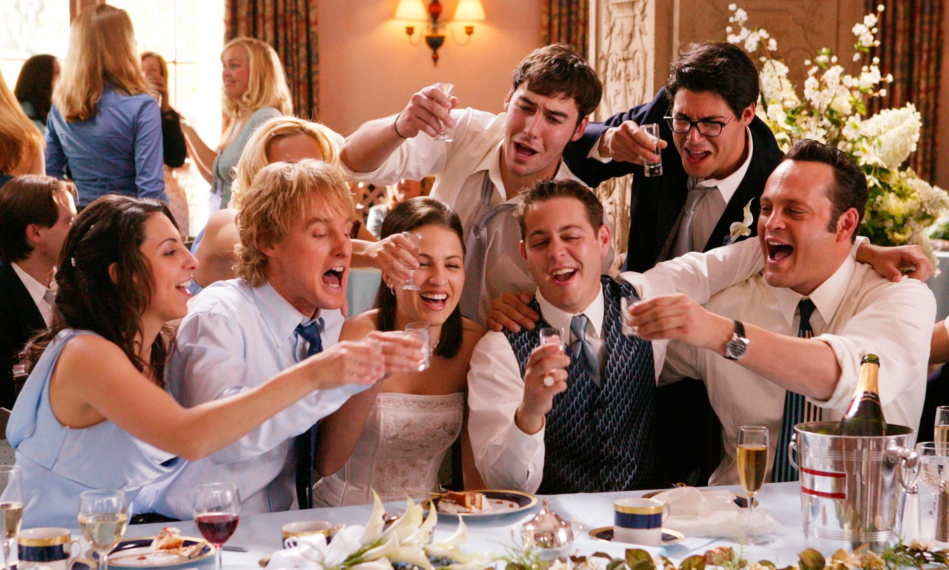 I filmen går Wilson och Vaughn oinbjudna på bröllop för att festa och ragga.