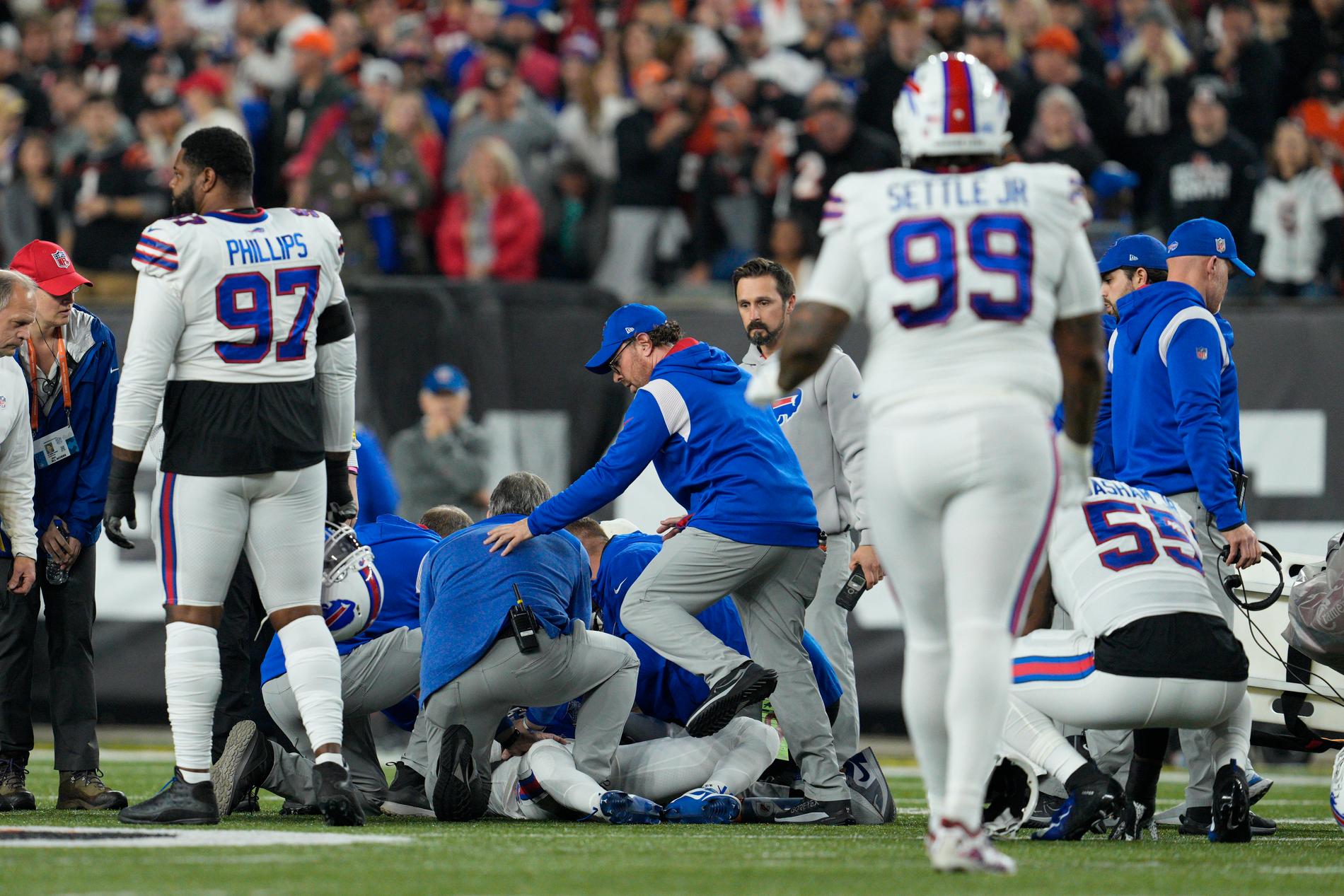 Buffalo Bills-spelaren Damar Hamlin kollapsade efter en tackling och fick hjärt- och lungräddning på planen.