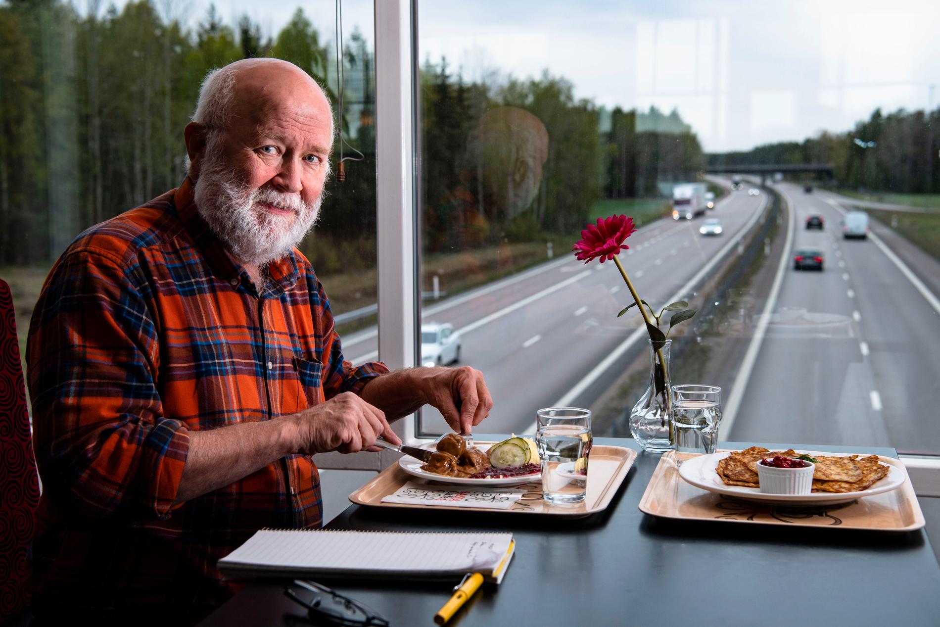 Svante Lidén testade 2019 maten på vägkrogarna längs E4. Här testar han köttbullarna på Rasta Nyköpingsbro.