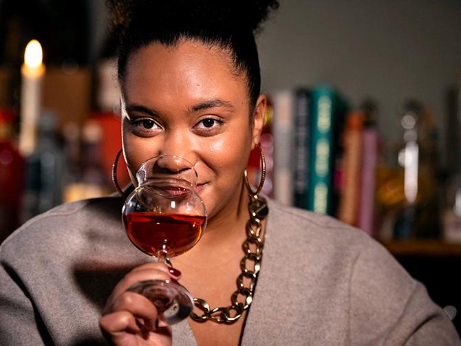Sarah Lindstrand Mboge vet hur man smakar vin på rätt sätt.