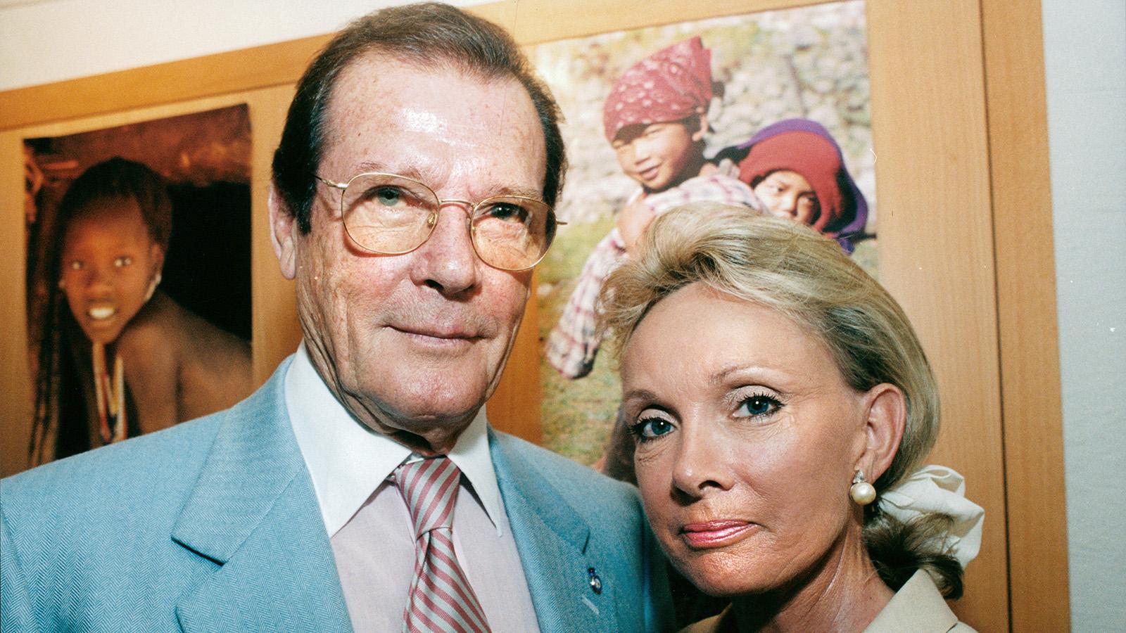 Roger Moore och Kristina Tholstrup under ett Sverigebesök 1999.