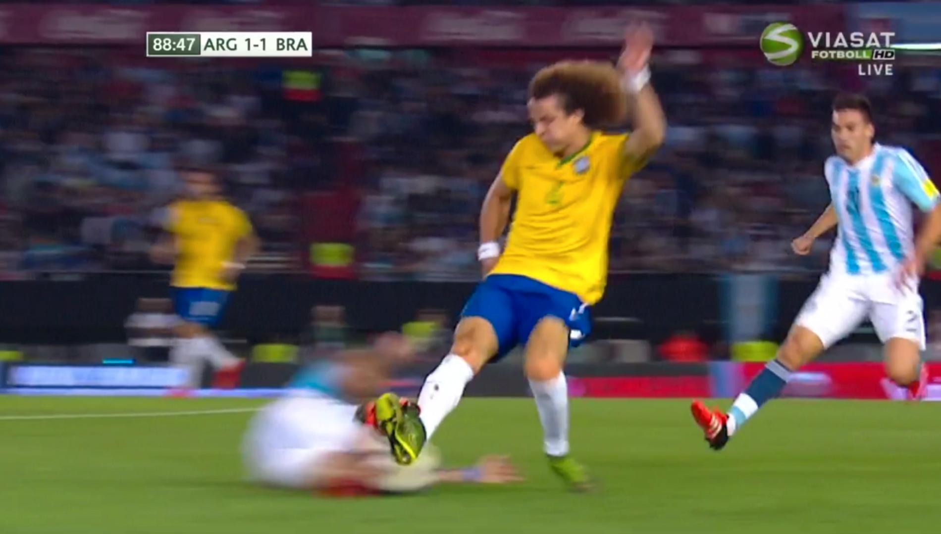 David Luiz fick sitt andra gula efter detta tilltag.