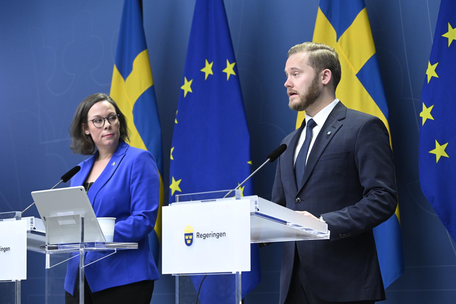 SD:s Henrik Vinge och migrationsminister Maria Malmer Stenergard (M) under den gemensamma pressträffen den 15 december.