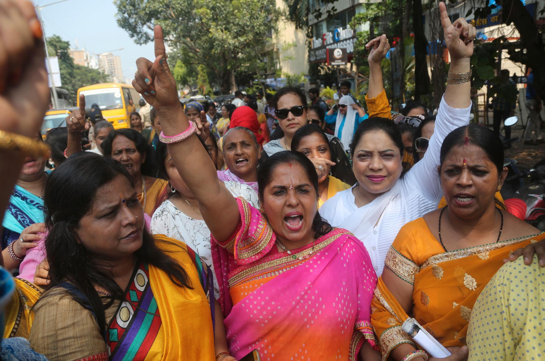 Kvinnor demonstrerar till stöd för Bollywoodskådespelerskan Tanushree Dutta – vars vittnesmål om sexuella trakasserier fått metoo-rörelsen att explodera i Indien.