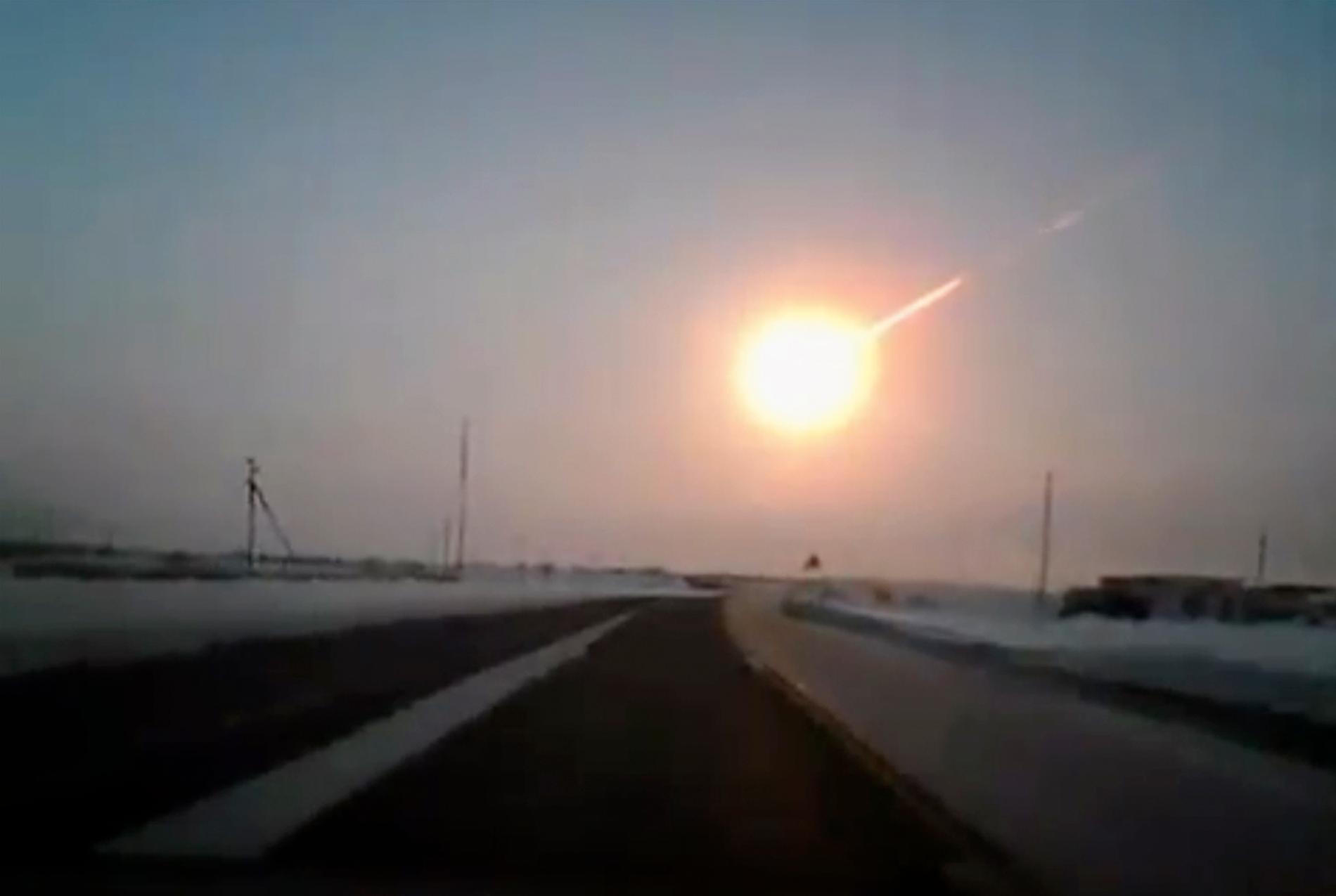 Bild från en dashcam visar meteoriten strax före nedslaget i Tjeljabinsk 2013.