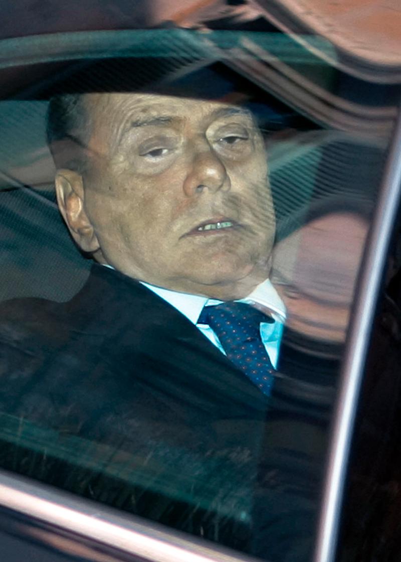 Hårt pressad Berlusconi misstänks för maktmissbruk och för att ha köpt sex av en minderårig.